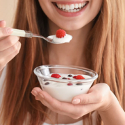 kvinde spiser yoghurt