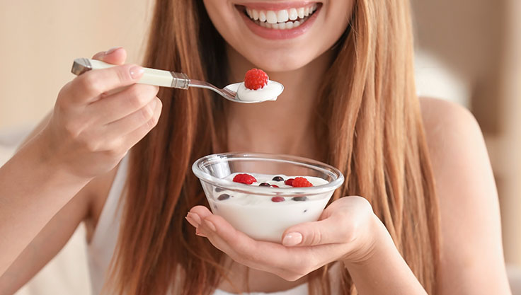 kvinde spiser yoghurt