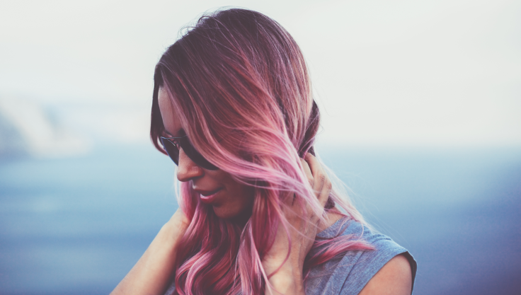pige med lyserødt hår